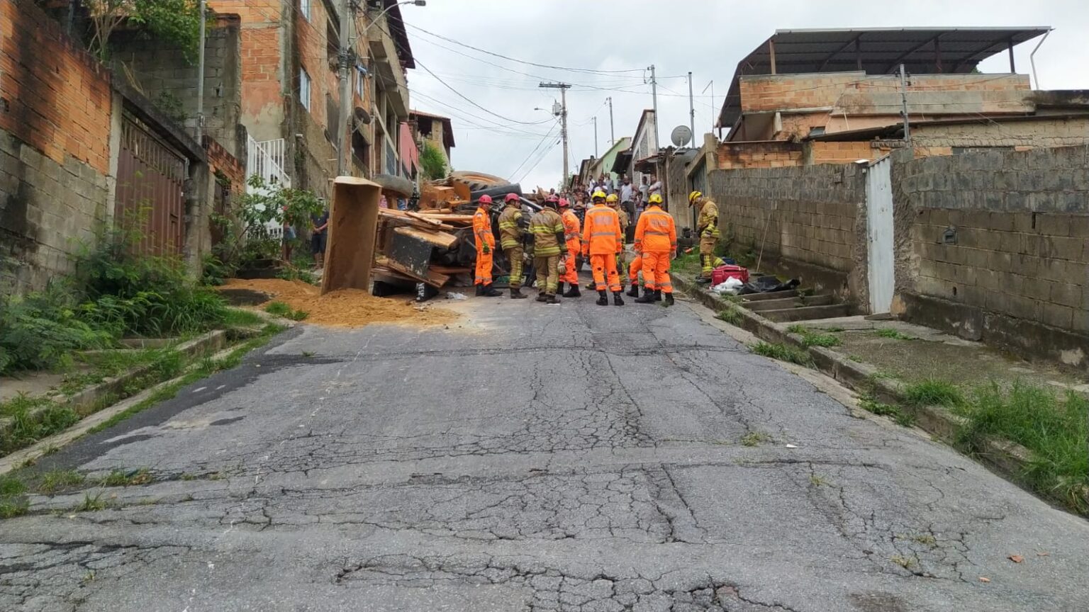 Homem tem perna amputada após trator tombar no bairro Ribeiro de Abreu, em BH - Foto: Divulgação/CBMMG