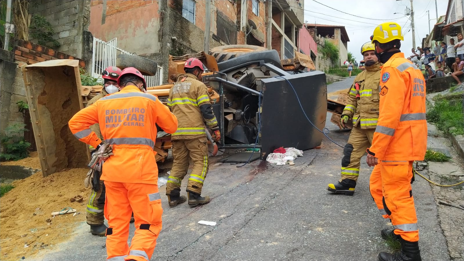 Homem tem perna amputada após trator tombar no bairro Ribeiro de Abreu, em BH - Foto: Divulgação/CBMMG