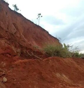 Criança de 4 anos morre e outra gravemente ferida após serem soterrada enquanto brincava em Leopoldina - Foto: Divulgação/Corpo de Bombeiros