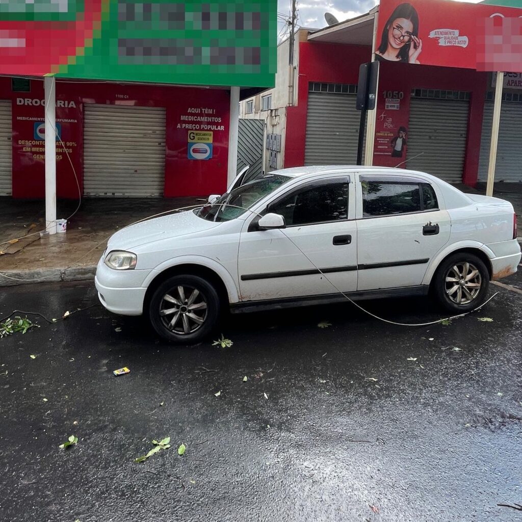 Carro foi atingido por cabo de energia que se rompeu durante temporal - Foto: Corpo de Bombeiros/Divulgação