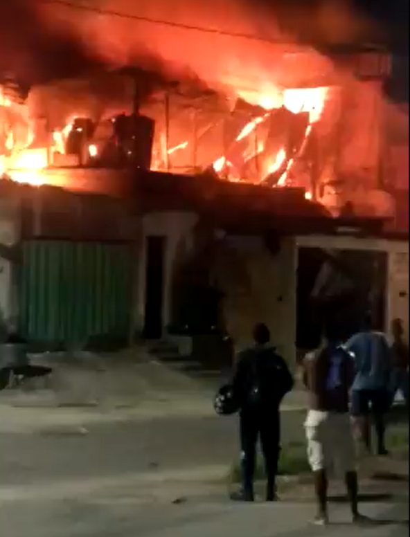 Incêndio de grandes proporções destrói casas no bairro Monte Azul, na Região Norte de BH - Foto: Reprodução