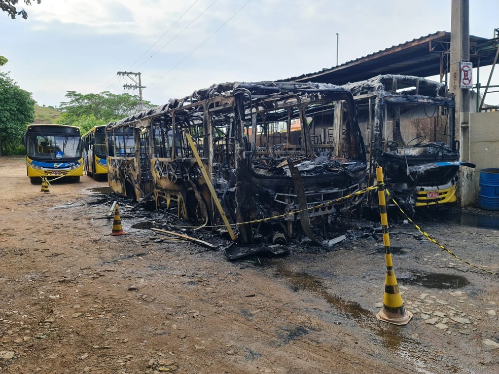 Dois ônibus são incendiados por criminosos em Muriaé - Foto: Polícia Militar/Divulgação