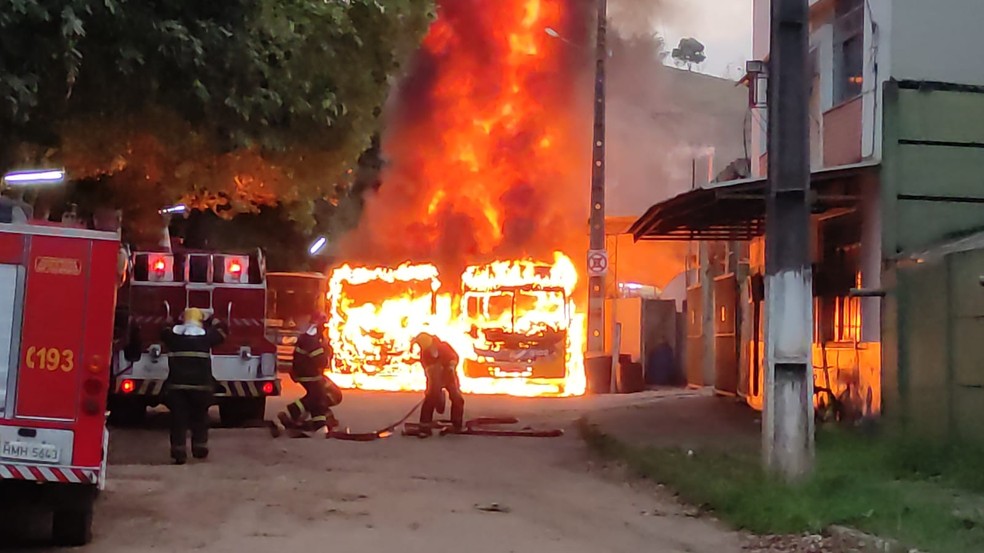 Dois ônibus são incendiados por criminosos em Muriaé - Foto: Polícia Militar/Divulgação