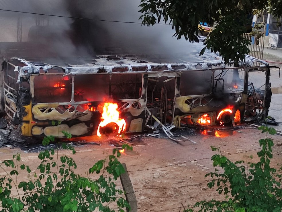 Dois ônibus são incendiados por criminosos em Muriaé - Foto: Polícia Militar/Divulgação