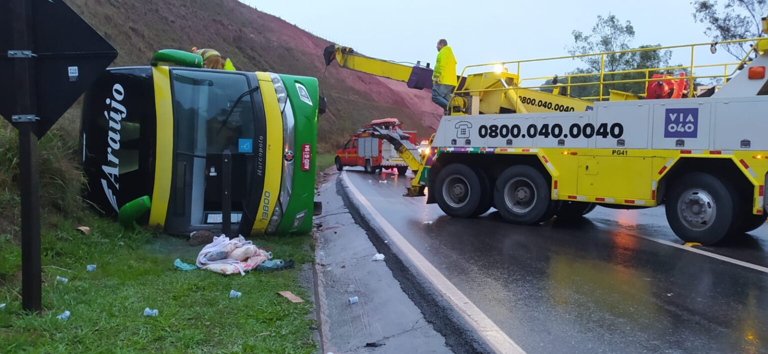 Uma pessoa morre e mais de 40 ficam feridas após ônibus tombar na BR-040, em Juiz de Fora - Foto: Divulgação/Corpo de Bombeiros