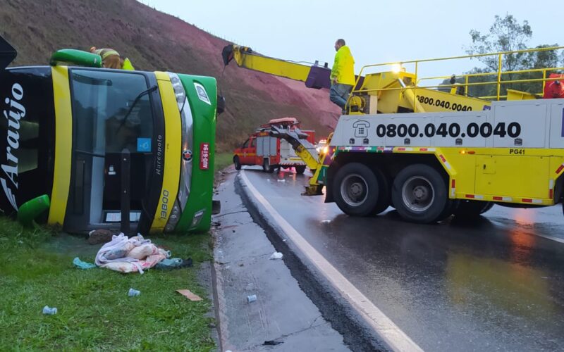 Uma pessoa morre e mais de 40 ficam feridas após ônibus tombar na BR-040, em Juiz de Fora - Foto: Divulgação/Corpo de Bombeiros