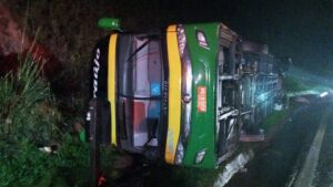 Uma pessoa morre e mais de 40 ficam feridas após ônibus tombar na BR-040, em Juiz de Fora - Foto: Divulgação/Corpo de Bombeiros