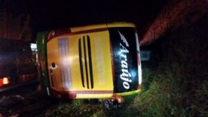 Uma pessoa morre e mais de 40 ficam feridas após ônibus tombar na BR-040, em Juiz de Fora - Foto: Divulgação/Corpo de Bombeiros