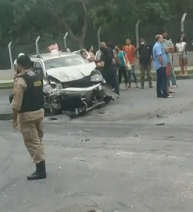 Carro atinge van escolar que capota e criança fica ferida no bairro Pousada Santo Antônio, em BH - Foto: Reprodução