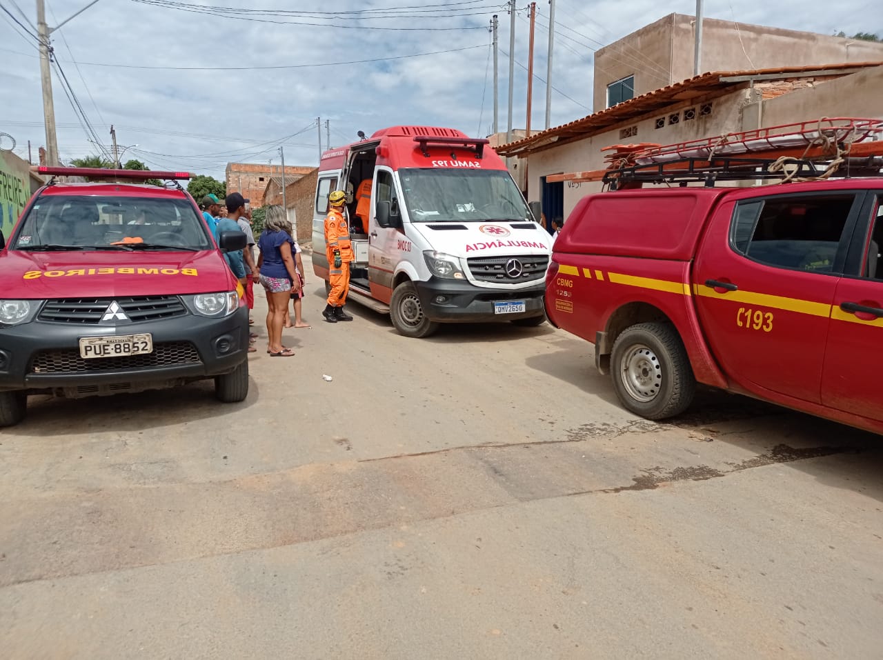 Menino de 10 anos tem braço perfurado por vergalhão após cai de laje em Montes Claros - Foto: Divulgação/CBMMG