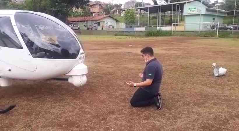 Piloto de helicóptero da Globo, Dudu Barbatti, reza após pouso forçado no Barreiro, em BH - Foto: Reprodução