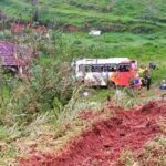 Micro-ônibus com pacientes de Cataguases capota na BR-267, na Zona da Mata - Foto: Divulgação/CBMMG