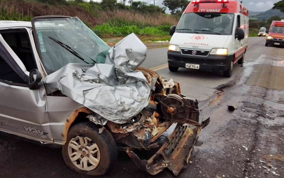 Três pessoas fica feridas após acidente entre carro e caminhonete na BR-491, em Guaxupé - Foto: Divulgação/Corpo de Bombeiros