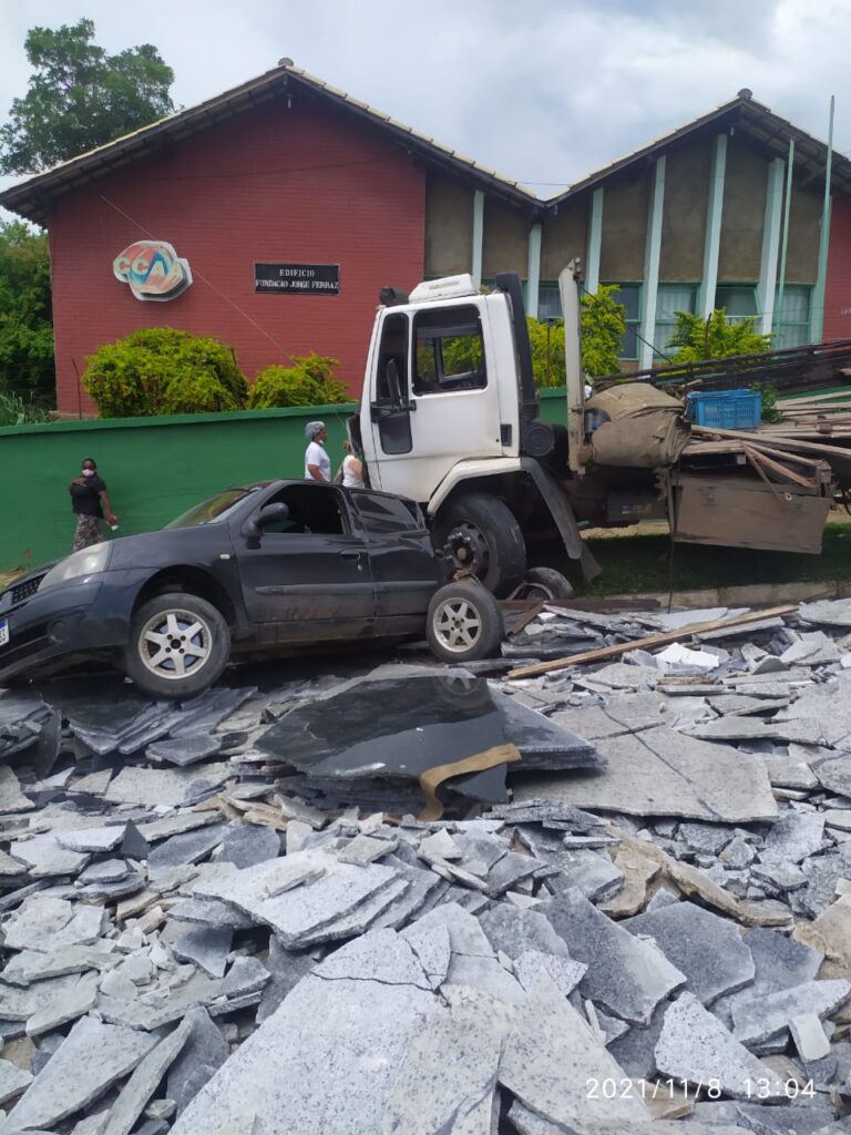 Cinco pessoas ficam feridas após caminhão desgovernado atingir carros em Jaboticatubas - Foto: Reprodução/Redes Sociais