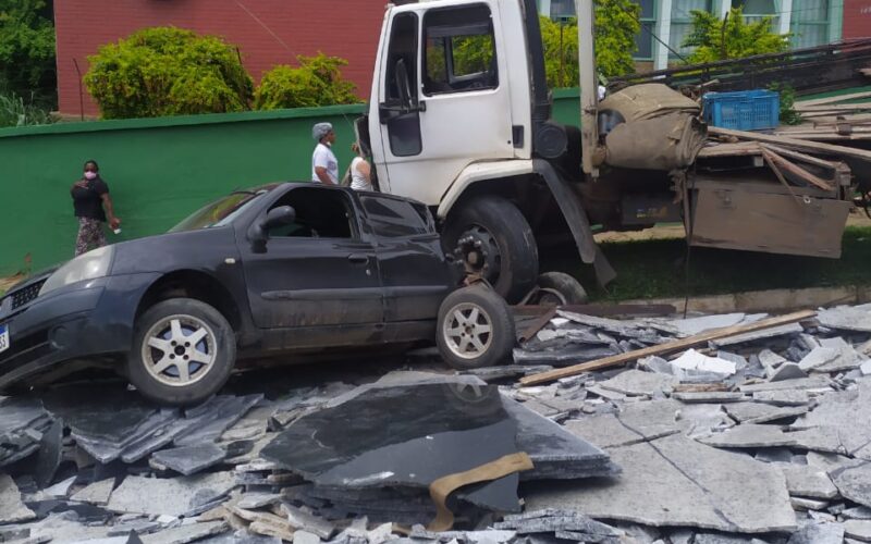 Cinco pessoas ficam feridas após caminhão desgovernado atingir carros em Jaboticatubas - Foto: Reprodução/Redes Sociais