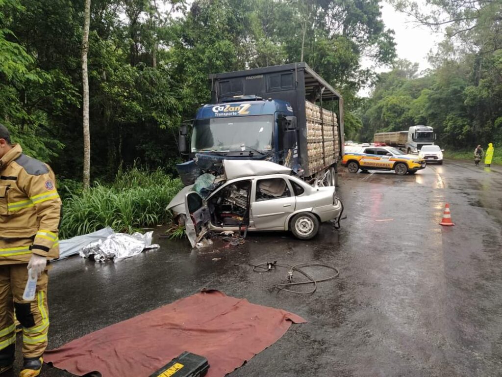 Duas pessoas morrem após colisão entre carro e caminhão na MG-434, em Itabira - Foto: Divulgação/CBMMG