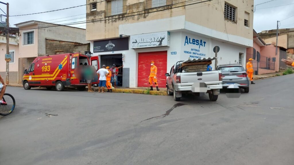 Duas pessoas ficam feridas após acidente entre carro e caminhonete em Alfenas - Foto: Divulgação/CBMMG