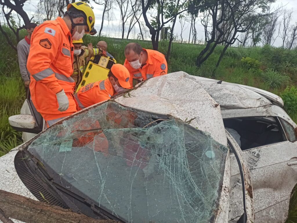 Mulher morre após acidente com carro na BR-146, em Araxá - Foto: Divulgação/CBMMG