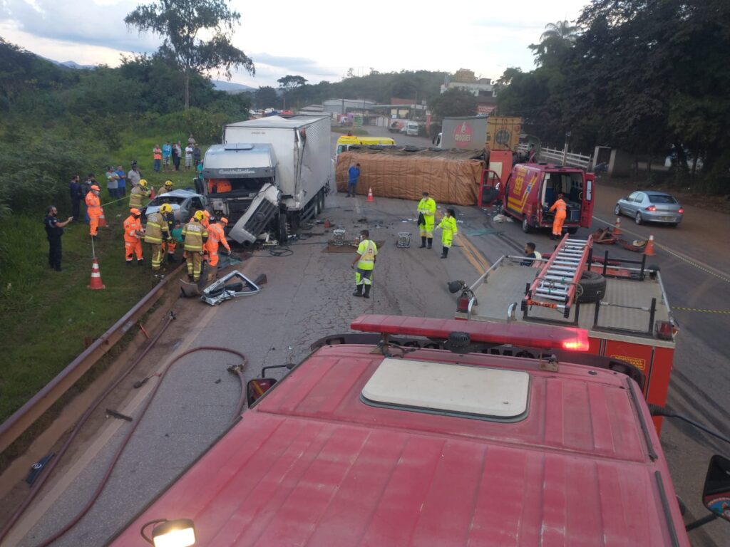 Home morre em batida entre caminhões na BR-040, em Congonhas - Foto: Divulgação/CBMMG