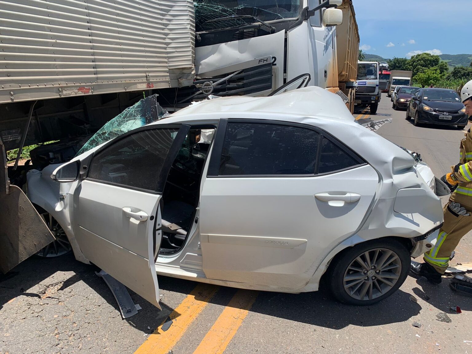 Carro é prensado após engavetamento com caminhões na BR-116, em Leopoldina - Foto: Divulgação/CBMMG