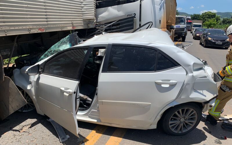 Carro é prensado após engavetamento com caminhões na BR-116, em Leopoldina - Foto: Divulgação/CBMMG