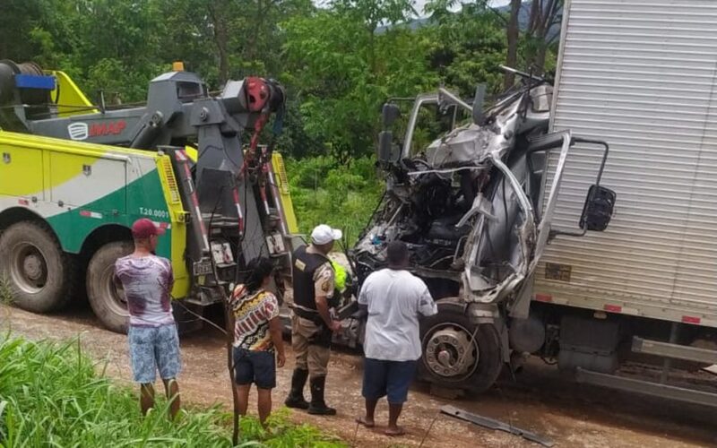 Caminhoneiro fica gravemente ferido após acidente na BR-135, em Buenópolis - Foto: Divulgação/Polícia Militar Rodoviária