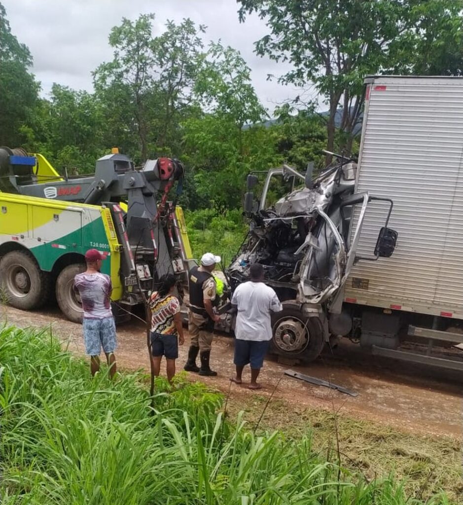 Caminhoneiro fica gravemente ferido após acidente na BR-135, em Buenópolis - Foto: Divulgação/Polícia Militar Rodoviária