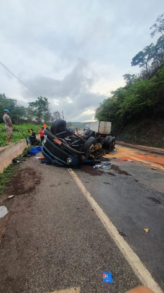 Motorista suspeito de roubar caminhão morre após tombar na BR-381, em Sabará - Foto: Divulgação/CBMMG