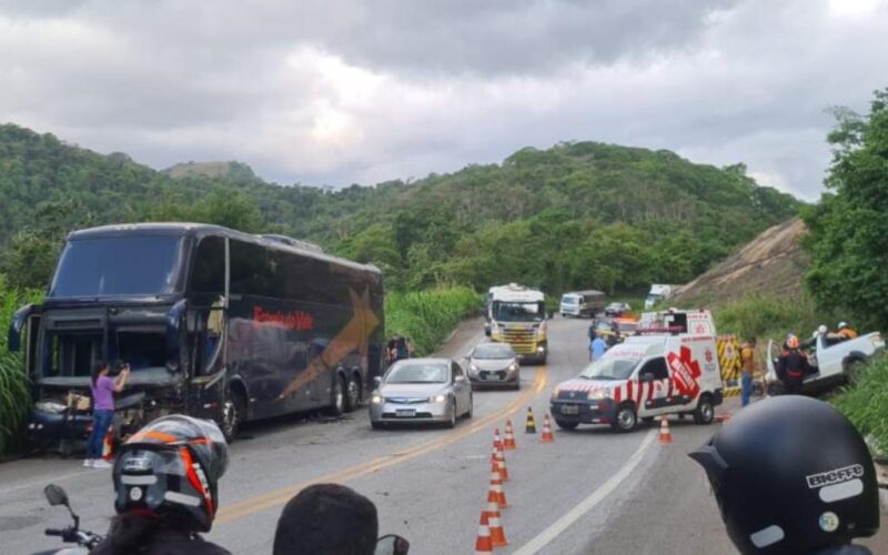 Três pessoas ficam feridas após colisão frontal entre carro e ônibus na BR-381, em João Monlevade - Foto: Reprodução/Redes Sociais
