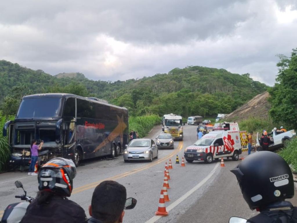 Três pessoas ficam feridas após colisão frontal entre carro e ônibus na BR-381, em João Monlevade - Foto: Reprodução/Redes Sociais