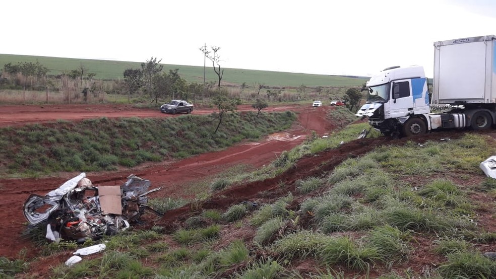 Cinco pessoas morrem após carro e carreta bate de frente na BR-365, entre Ituiutaba e Uberlândia - Foto: Corpo de Bombeiros/Divulgação