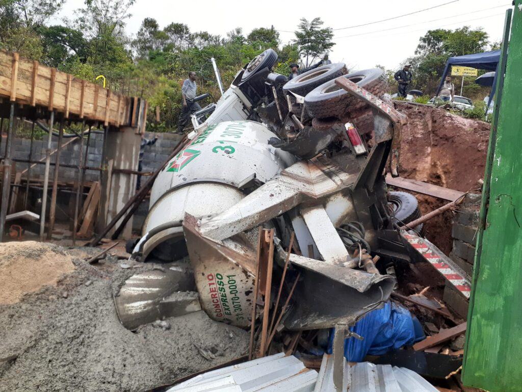 Homem morre após caminhão betoneira cai em buraco de obra em Nova Lima - Foto: Divulgação/CBMMG