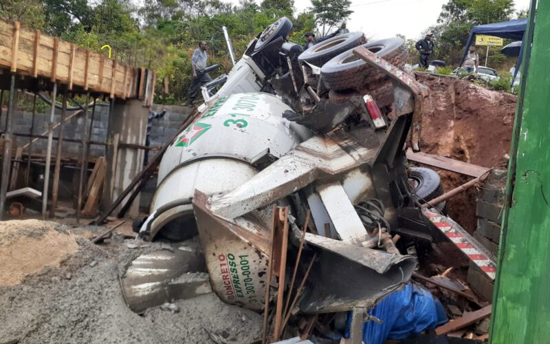 Homem morre após caminhão betoneira cai em buraco de obra em Nova Lima - Foto: Divulgação/CBMMG