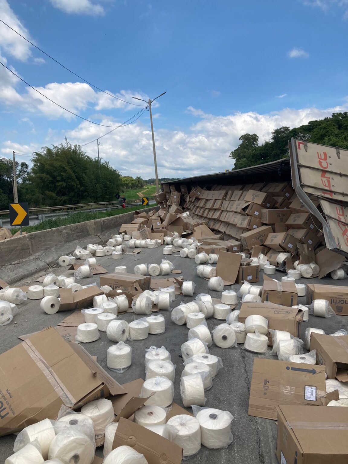 Seis pessoas ficam feridas em engavetamento na Fernão Dias, em Pouso Alegre - Foto: Divulgação/CBMMG