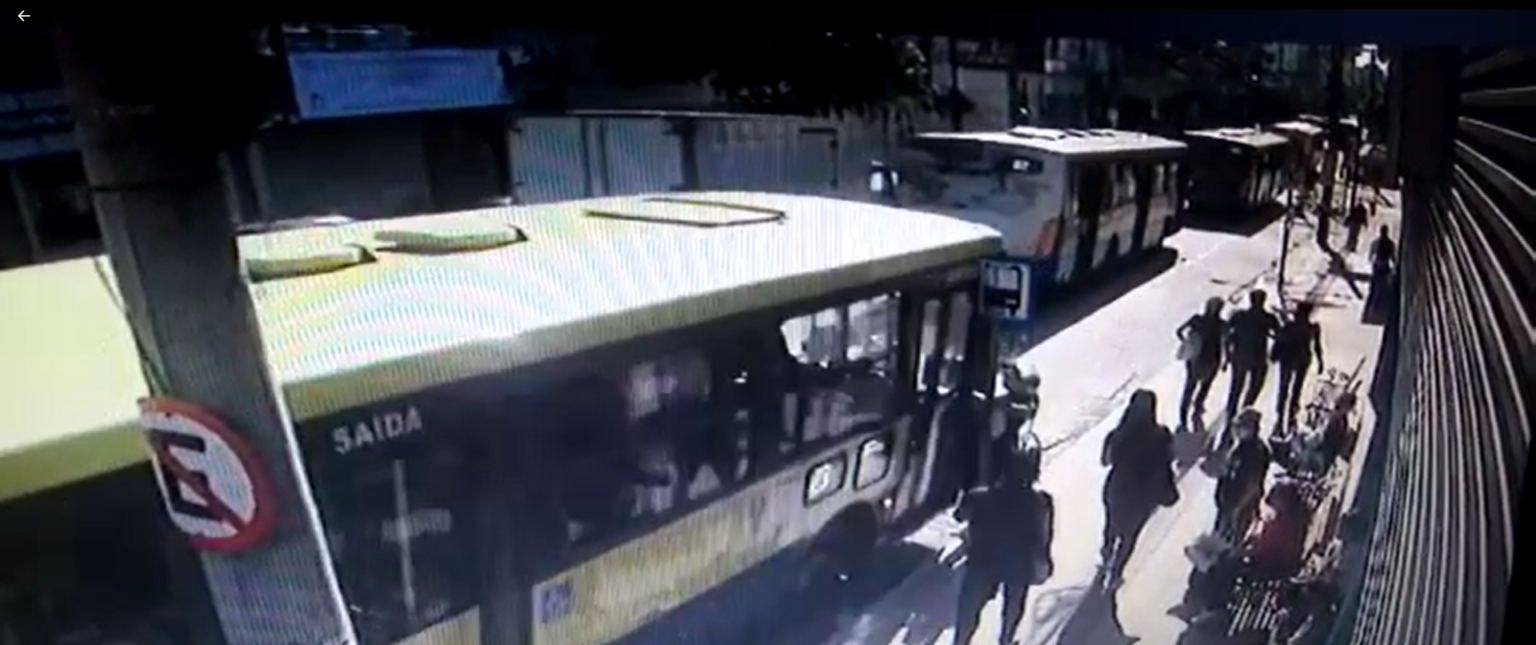 Mulher é atropelada por ônibus no Centro de Divinópolis - Foto: Reprodução