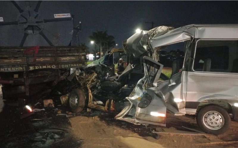 Quatro pessoas morrem após grave acidente entre van e carreta no Anel Rodoviário, em BH - Foto: Polícia Militar Rodoviária/Divulgação
