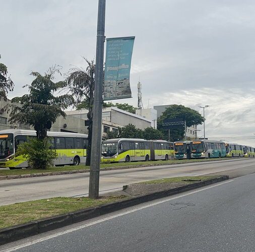 Motoristas de ônibus fazem paralisação na Avenida Antônio Carlos, na Região da Pampulha, em BH - Foto: Reprodução/Redes Sociais