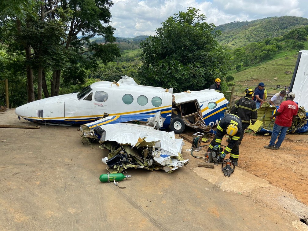 Avião é retirado do local onde caiu em Minas, matando cinco pessoas - Foto: Polícia Militar