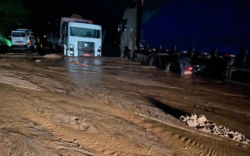 Deslizamento de talude interdita rodovia BR-381, no Vale do Aço - Foto: Divulgação/PRF