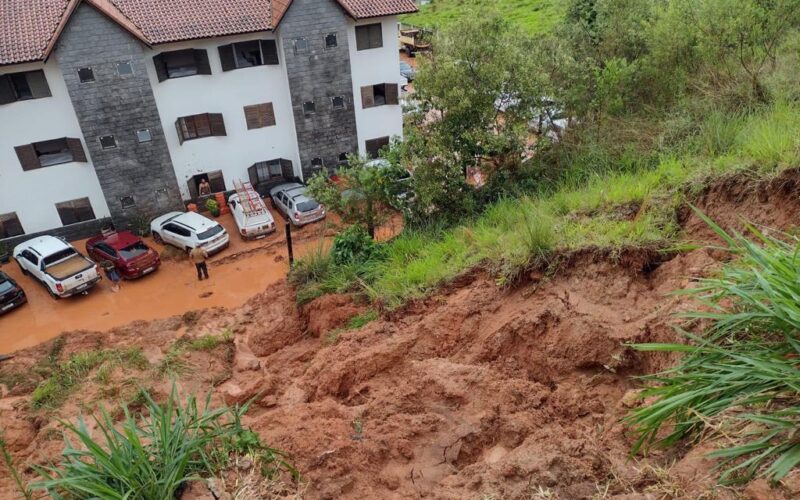 Chuva forte causa estragos e deslizamento de terra deixa hóspedes de hotel ilhados em Extrema - Foto: Divulgação/CBMMG