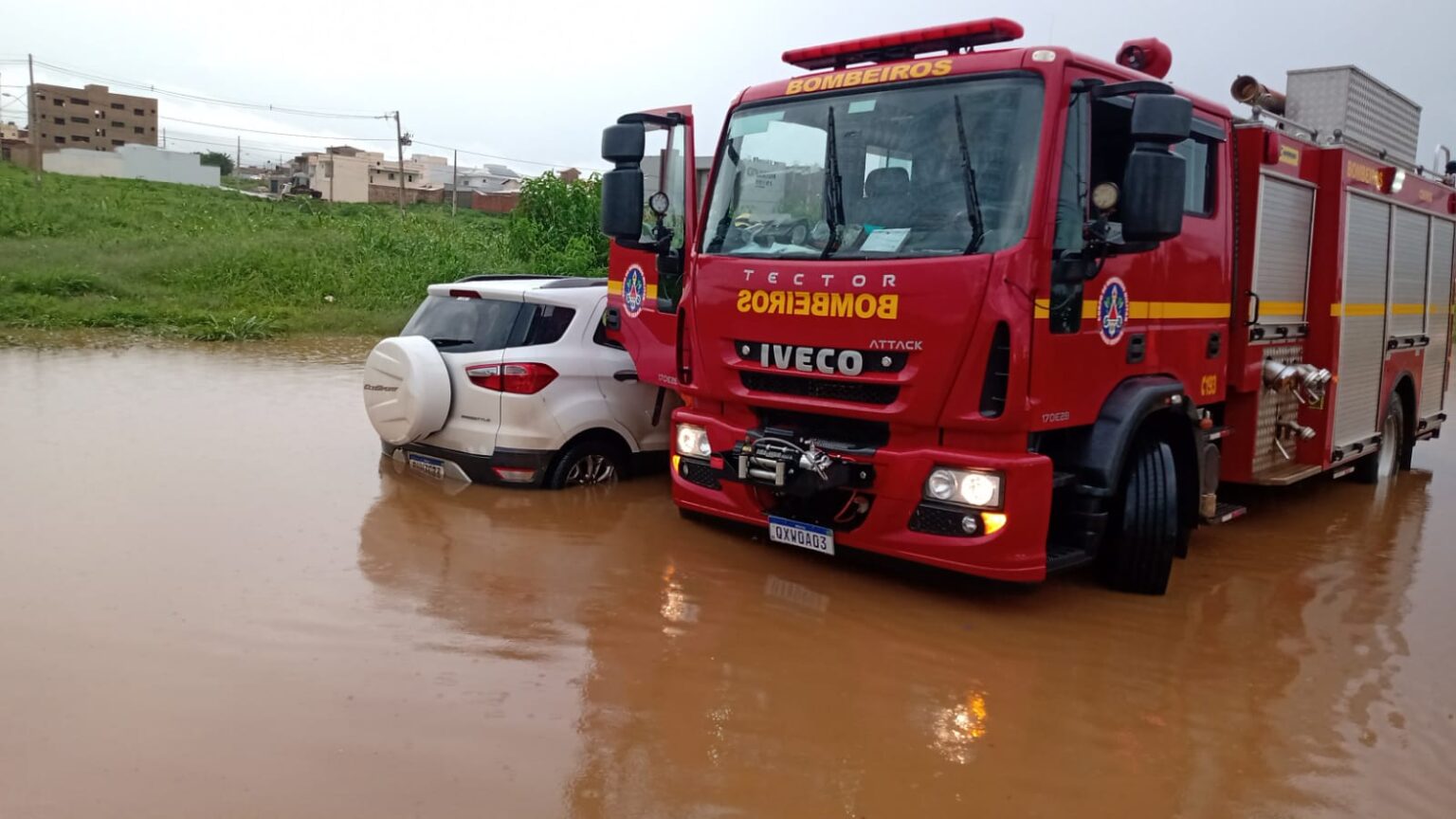 Família é resgatada após ficar ilhada dentro de carro durante chuva em Montes Claros - Foto: Divulgação/CBMMG