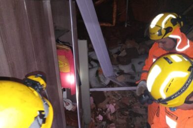 Mulher fica gravemente ferida após desabamento de uma casa em Coronel Fabriciano - Foto: Divulgação/Corpo de Bombeiros