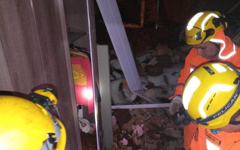 Mulher fica gravemente ferida após desabamento de uma casa em Coronel Fabriciano - Foto: Divulgação/Corpo de Bombeiros