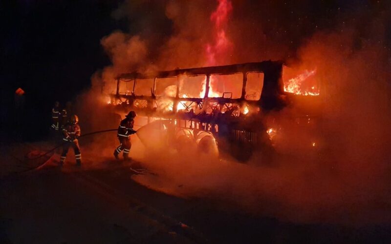 Ônibus com 50 passageiros pega fogo na BR-040, em Conselheiro Lafaiete - Foto: Divulgação/Corpo de Bombeiros