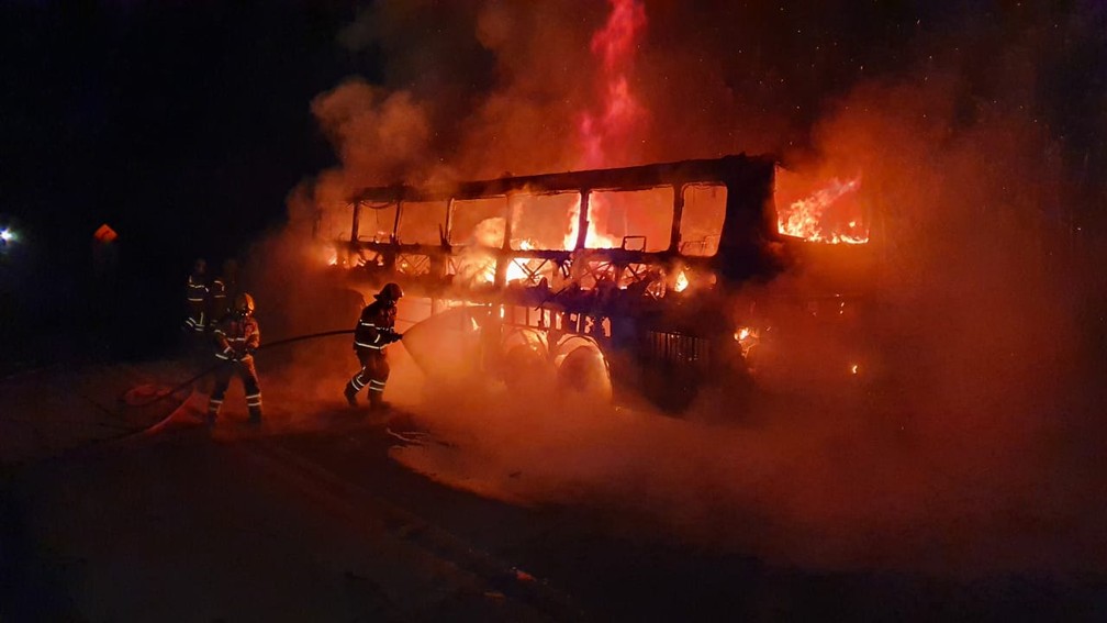 Ônibus com 50 passageiros pega fogo na BR-040, em Conselheiro Lafaiete - Foto: Divulgação/Corpo de Bombeiros