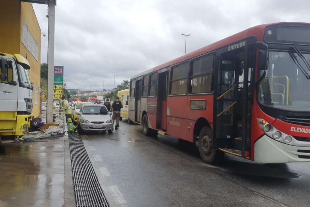 Mulher morre e três pessoas ficam feridas após homem surta e esfaqueia passageiros em ônibus em Contagem - Foto: Reprodução/BHnoQap