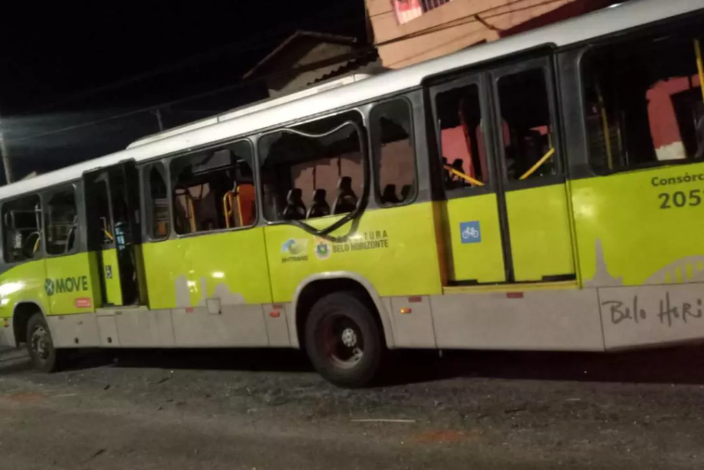 Torcedores do Atlético-MG ficam feridos após ataque a ônibus no Barreiro, em BH - Foto: Reprodução