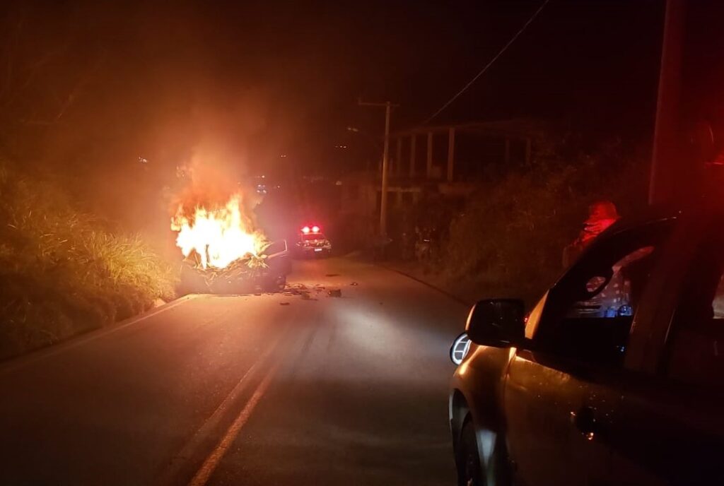 Suspeitos roubam carro, batem em caminhão e morrem carbonizados em Betim - Foto: Divulgação/PMMG