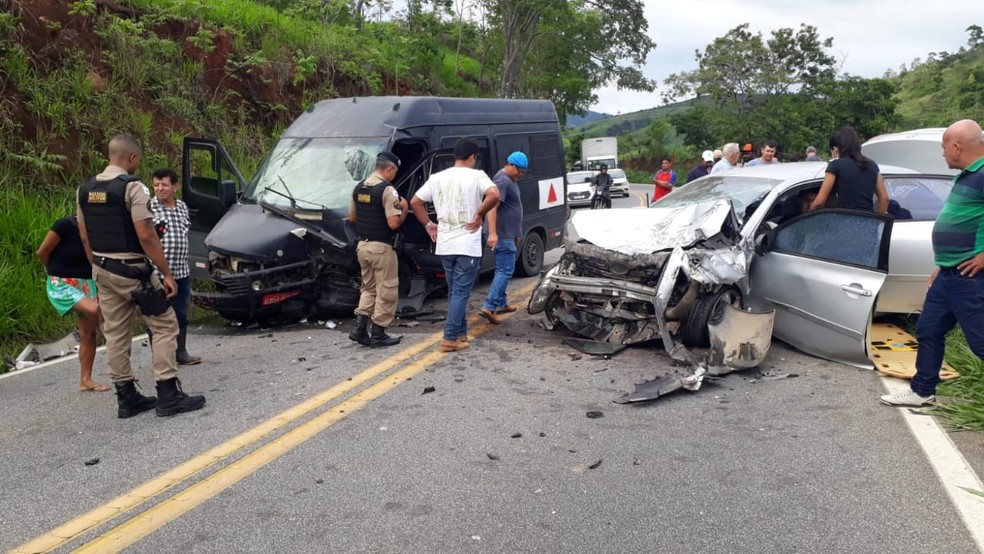 Jovem fica ferida após acidente entre carro e van na BR-259, em Divino das Laranjeiras - Foto: Reprodução/Redes Sociais