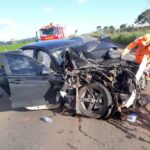 Motorista fica ferido após batida entre carreta e carro na BR-354, em Bambuí - Foto: Corpo de Bombeiros/Divulgação